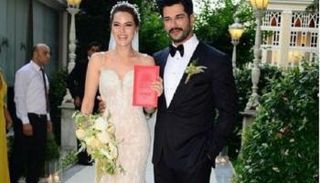 بوراق أوزجيفيت وزوجته فهرية إفجان