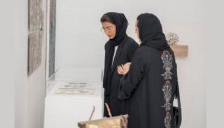 نورة الكعبي بين أرجاء معرض "حسن شريف"