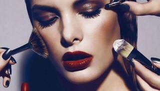 مساحيق التجميل تغلق مسام البشرة