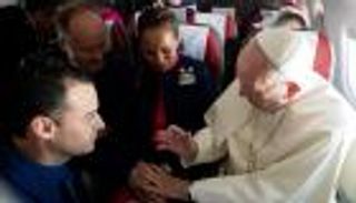 البابا فرانسيس يعقد زواجا على متن طائرة