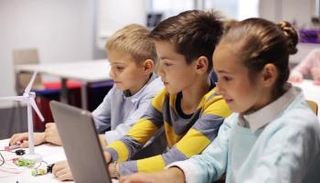 الطالب يستطيع تحميل المناهج بداية كل عام