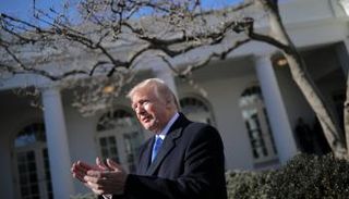 الرئيس الأمريكي دونالد ترامب أمام البيت الأبيض - رويترز