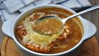 على الطريقة الفرنسية.. شوربة البصل بنكهاتها المتعددة 