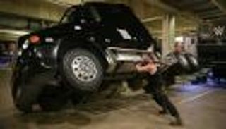 سترومان يفقد عقله ويدمر عرض "رو"