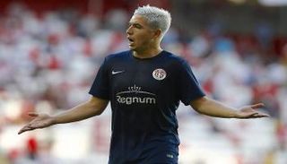 سمير نصري يقترب من العودة للدوري الإنجليزي