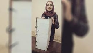 الجزائرية نورة طاع مع كتابها الذي حقق رقماً قياسياً