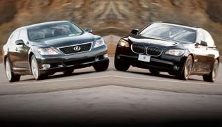 سيارتان من طراز بي إم دبليو bmw الألمانية ولكزس LEXUS اليابانية