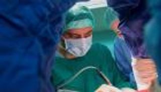 فرنسا تجري أول عملية لزرع وجه مزدوج في العالم