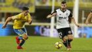 فالنسيا يفرط في وصافة الليجا بخسارة مفاجئة أمام لاس بالماس