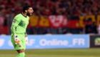 الأهلي المصري يجدد عقد حارسه شريف إكرامي