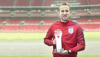 هاري كين  مع جائزة أفضل لاعب إنجليزي 