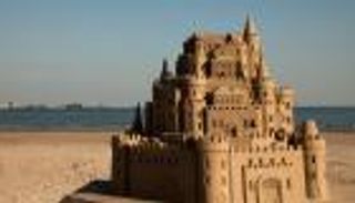 بالصور.. رجل يعيش في قلعة رملية منذ 22 عاما 