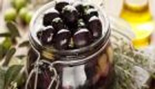 طريقة عمل مخلل الزيتون الأسود في المنزل
