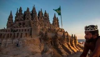 ماتولياس أمام قلعته الرملية