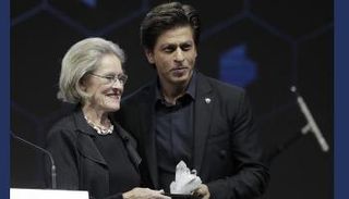 شاروخان يتسلم تكريمه