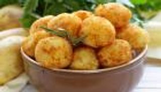 كرات البطاطس المقلية بالبقسماط والبيض