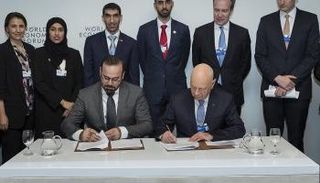 أثناء التوقيع