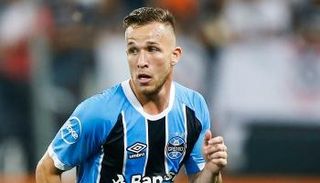 مفاوضات برشلونة لضم آرثر هينريك لاعب جريميو البرازيلي