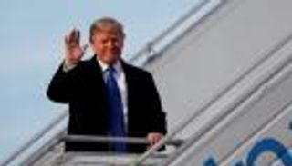 بالصور.. ترامب يصل دافوس حاملا شعار "أمريكا أولا"