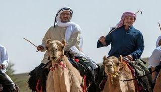 السفير الأرجنتيني يشارك في رحلة الهجن