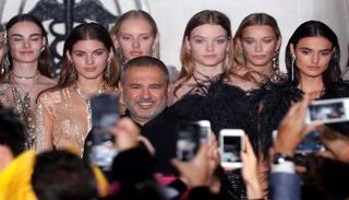 إيلي صعب بين عارضاته في نهاية العرض 