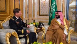 الأمير محمد بن سلمان أثناء لقائه قائد القيادة المركزية بالجيش الأمريكي