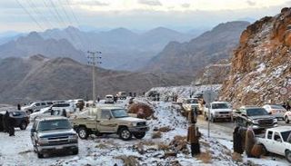 تساقط الثلوج على جبل اللوز 