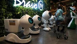 عربات التسوق الروبوتية تنتظر المشترين