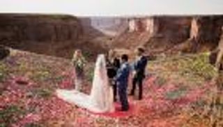 بالفيديو.. مغامرة بهلوانية للزواج على ارتفاع 400 قدم