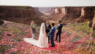 العروسان يتبادلان عهود الزواج في الهواء