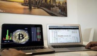 سوق العملات الرقمية ينتعش بعد مكاسب بيتكوين