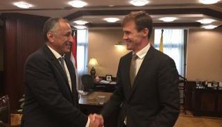 سفير بريطانيا يميناً مع محافظ البنك المركزي المصري 