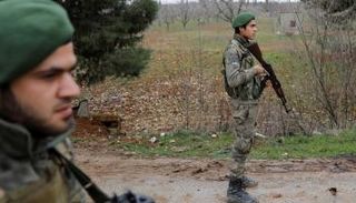 عناصر من "الجيش السوري الحر" الموالي لتركيا (رويترز)