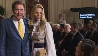 صورة أرشيفية لرجل الأعمال وين وزوجته - أ.ف.ب