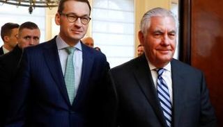 تيلرسون مع رئيس الوزراء البولندي في وارسو - رويترز