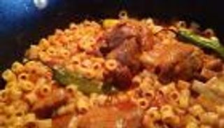 طريقة عمل مكرونة مبكبكة باللحم والدجاج والجمبري.. لا تأكلها إلا ساخنة