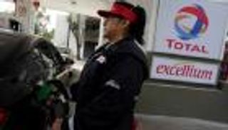 النفط يرتفع بعد زيادة الطلب وضعف الدولار