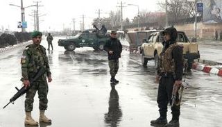 قوات الأمن والجيش الأفغاني أمام الأكاديمية - رويترز