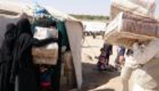 بالصور.. "مركز الملك سلمان" يوزع مواد إغاثية لـ983 أسرة نازحة من صنعاء