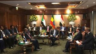 جانب من اللقاء الذي جمع الرئيس المصري والسوداني ورئيس الوزراء الإثيوبي