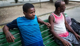 مشردان في أحد شوارع كوباكابانا