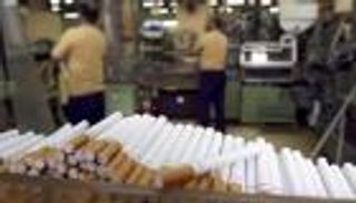 المدخنون يرفعون ربح محتكر السجائر بمصر  160%