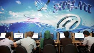 إيرانيون في مقهى إنترنت وسط طهران - أرشيفية