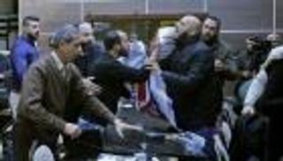 بيت لحم.. فلسطينيون يرشقون وفداً أمريكياً بالطماطم