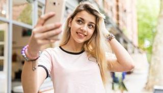 المصابون بإدمان السيلفي يعانون من عدم الثقة بالنفس