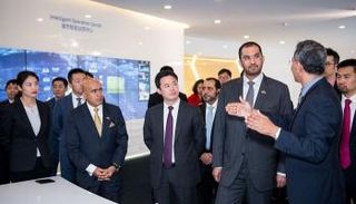 سلطان الجابر خلال زيارته لإحدى الشركات في الصين