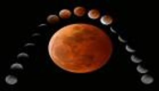 القمر يبدأ مراحل الخسوف الأولى