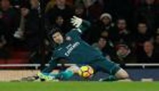 خطأ ساذج من بيتر تشيك يكلّف أرسنال هدفا أمام سوانزي