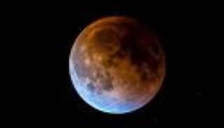 الإمارات وعمان الأفضل عربيا لرؤية "القمر الأزرق الدموي العملاق"