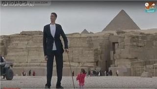 أطول رجل وأقصر امرأة في العالم يزوران الأهرامات